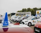 Samochody szkoleniowe z literą "L" i logiem "JA ZDAM" czekają na kursantów. Kiedy można zacząć robić prawo jazdy? Już od 17 lat!
