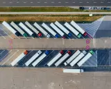 Parking pełen ciężarówek, idealne miejsce do nauki na prawo jazdy na tira.
