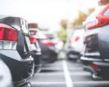 Rzędy samochodów na parkingu. Widać tylne światła i zderzaki. Czy to nowy oc?