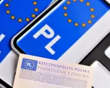 Tablice profesjonalne z symbolem PL i gwiazdkami Unii Europejskiej, obok dokumentu "Pozwolenie Czasowe".
