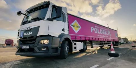 Ciężarówka MAN z naczepą ośrodka szkolenia kierowców POLDEK.PL. Od ilu lat można zdobyć tu uprawnienia?