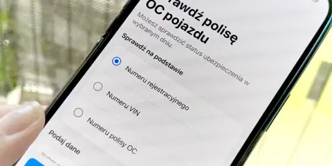 Aplikacja na telefonie pomaga sprawdzić, jak sprawdzić czy jestem ubezpieczony, oferując opcje sprawdzenia polisy OC pojazdu po numerze rejestracyjnym, VIN lub numerze polisy.