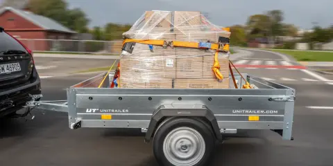 Ładunek na przyczepce jest zabezpieczony pasami. Zastanawiasz się, ile może wystawać ładunek z przyczepki? Przepisy określają dopuszczalne wymiary.