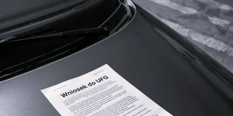 Wniosek do UFG na masce samochodu. Dokument dotyczy umorzenia kary za brak OC.