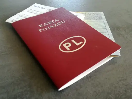 Czerwona Karta Pojazdu z PL i dokumenty ubezpieczeniowe. Czy w Czechach trzeba mieć dowód rejestracyjny? Sprawdź!