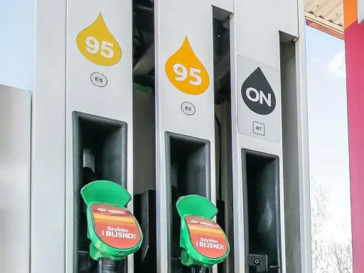 Stacja paliw z oznaczeniem "ON" dla diesla i "95" dla benzyny. Zielone uchwyty dystrybutorów z napisem "Szybko i blisko!".