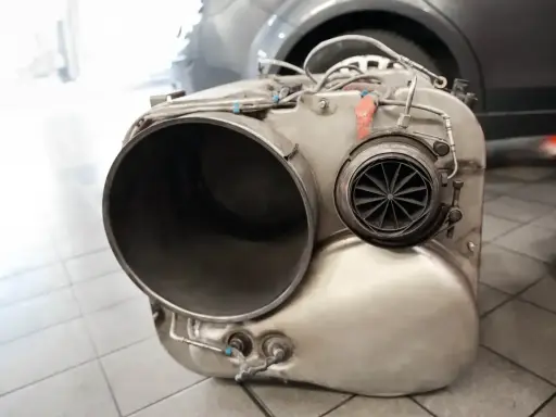 Element układu wydechowego, prawdopodobnie po usuwaniu DPF. Widoczna turbina i duża rura.
