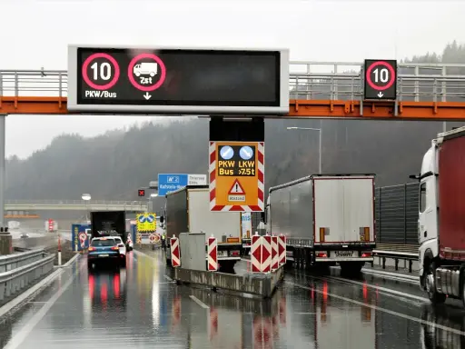 Kamera monitoruje ruch na autostradzie przy granicy. Znaki informują o ograniczeniu prędkości i masie pojazdów.