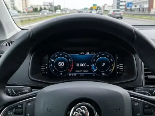 Widok z kabiny samochodu, na desce rozdzielczej widoczny przebieg 10 000 km. To może być średni roczny przebieg samochodu w Polsce.