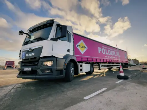 Ciężarówka MAN z naczepą ośrodka szkolenia kierowców POLDEK.PL. Od ilu lat można zdobyć tu uprawnienia?