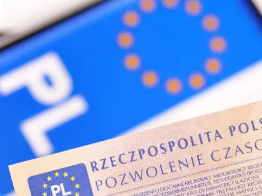 Pozwolenie czasowe zamiast tablic rejestracyjnych. PL na tle flagi UE.