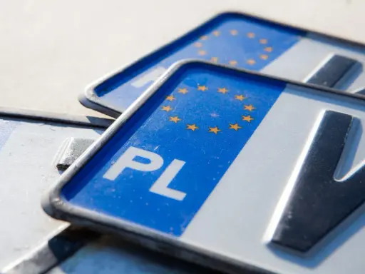 Zbliżenie na polskie tablice rejestracyjne z symbolem Unii Europejskiej. Gotowe do rejestracji indywidualnej.