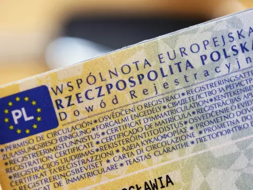 Fragment dowodu rejestracyjnego pojazdu z napisem "Dowód Rejestracyjny" i flagą PL.