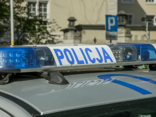 Niebieskie światła i napis "POLICJA" na dachu radiowozu. Czy straż miejska może dać punkty? To pytanie zadaje sobie wielu kierowców.