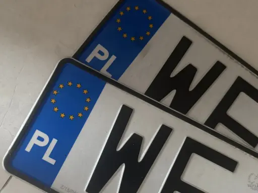Dwie polskie tablice rejestracyjne z literami "WE". Nieprzerejestrowanie samochodu grozi karą.