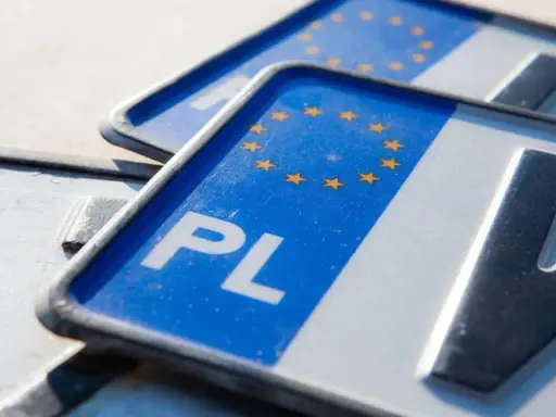 Polskie tablice rejestracyjne z symbolem UE. Czy trzeba zmieniać tablice rejestracyjne po Brexicie? Nie, jeśli jesteś w Polsce.