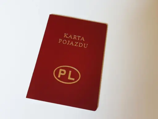Czerwona karta pojazdu z napisem "PL" w owalu. Czy karta pojazdu jest potrzebna do rejestracji?