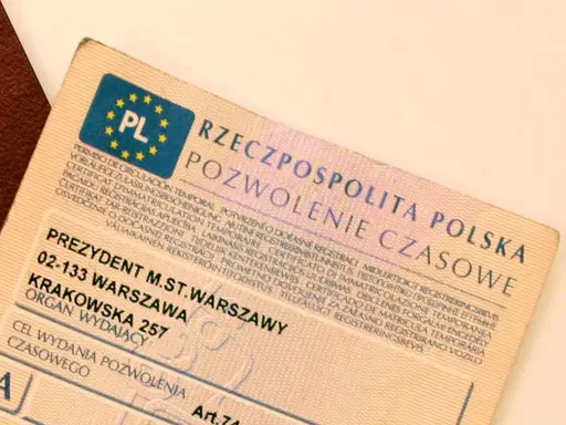 Miękki dowód rejestracyjny z napisem "Pozwolenie czasowe" i flagą PL. Dokument wydany przez Prezydenta m.st. Warszawy.