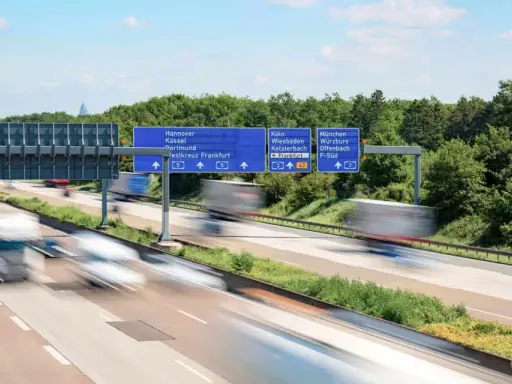 Autostrada w Niemczech z tablicami kierunkowymi. Uważaj na ograniczenia prędkości, by uniknąć mandatów w Niemczech.