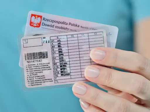 Polskie prawo jazdy z widocznymi kategoriami, od A1 po T. Dokument jest trzymany w dłoni.