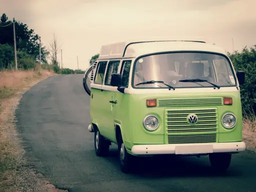 Zielona Volkswagen T2 na drodze, symbol wolności i zmiana przeznaczenia pojazdu w kampera.