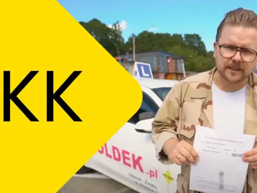 Mężczyzna w okularach trzyma dokument z napisem "Numer PKK". W tle biały samochód z literą L.