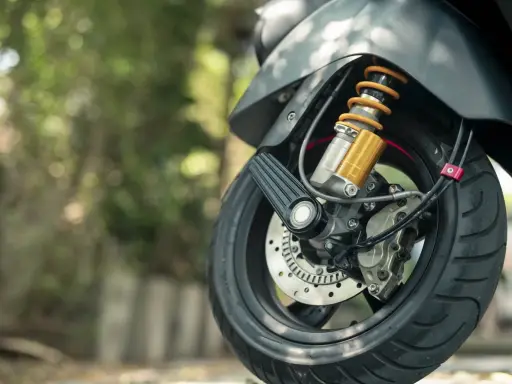 Szczegół przedniego koła motocykla z amortyzatorem. Idealny do dokumentowania umowa sprzedaży motocykla.