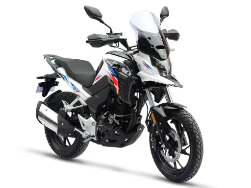 Biały motocykl z czerwono-niebieskimi akcentami, idealny na pierwsze wyprawy. Od ilu lat można robić prawo jazdy na motor 125? Od 16.