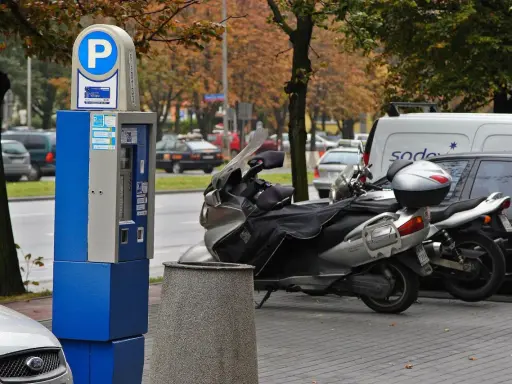 Parkometr i skuter. Zapomnienie o bilecie parkingowym może skutkować mandatem.