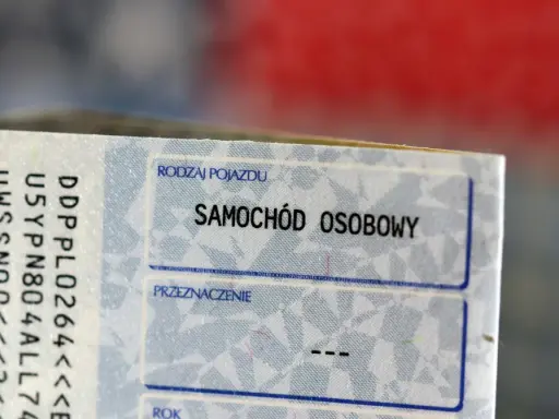 Dowód rejestracyjny samochodu osobowego. Pytanie: czy płaci się jeśli auto nie przejdzie przeglądu?