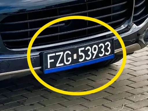 Czarne tablice rejestracyjne wykazują numer FZG-53933.