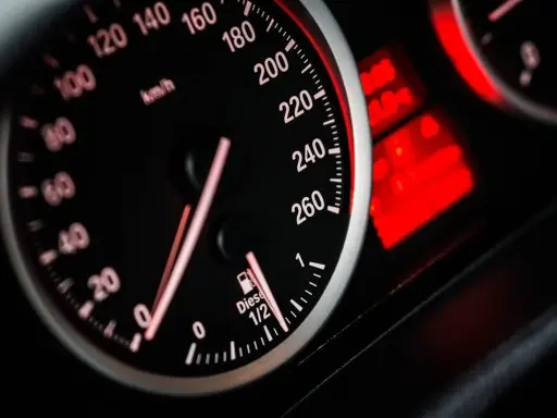 Wskaźnik paliwa w dieslu pokazuje połowę baku. Zastanawiasz się, ile pali diesel na 100km?