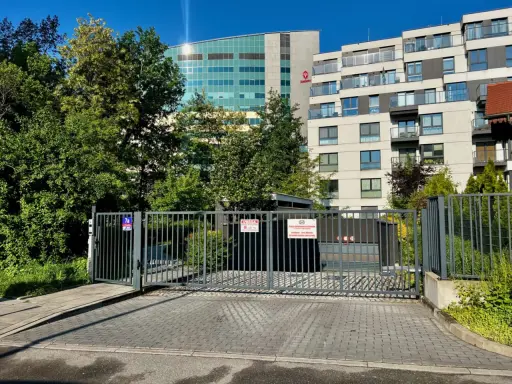 Zakaz parkowania przed posesją. Na bramie widnieje tabliczka "Zakaz parkowania w bramie", zgodnie z kodeksem drogowym.