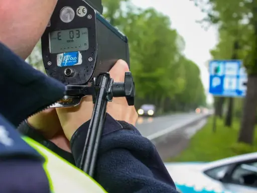Policjant mierzy prędkość radarem. Czy policja może mierzyć prędkość w nocy? Tak, nawet w deszczu i przy słabej widoczności.
