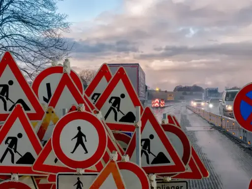Mnóstwo znaków ostrzegawczych o robotach drogowych. Kiedy należy zachować szczególną ostrożność, zwłaszcza w deszczu i przy ograniczonej widoczności.