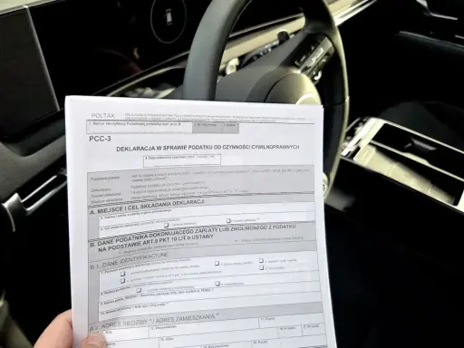 Kupno samochodu krok po kroku: wypełnianie deklaracji PCC-3 w samochodzie.