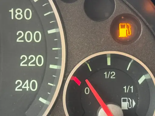 Wskaźnik paliwa pokazuje pusty bak, a kontrolka informuje o niskim poziomie. Ile km na rezerwie diesel? Czas na tankowanie!