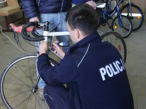 Policjant sprawdza rower, by ustalić, jak sprawdzić czy rower jest kradziony.