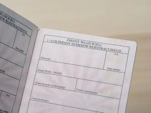 Dowód rejestracyjny z rubrykami do wpisania zmian właścicieli. Dokument ten jest kluczowy przy użytkowaniu samochodu po śmierci właściciela, gdy pojazd przechodzi na spadkobierców.