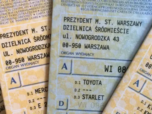Fragmenty dowodu rejestracyjnego pojazdu z danymi urzędu i adresem: Prezydent m. st. Warszawy, Dzielnica Śródmieście, ul. Nowogrodzka 43.