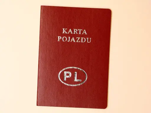 Czerwona okładka z napisem "KARTA POJAZDU" i symbolem "PL". Dokument jest potrzebny do rejestracji, ale w tym przypadku jest brak karty pojazdu.