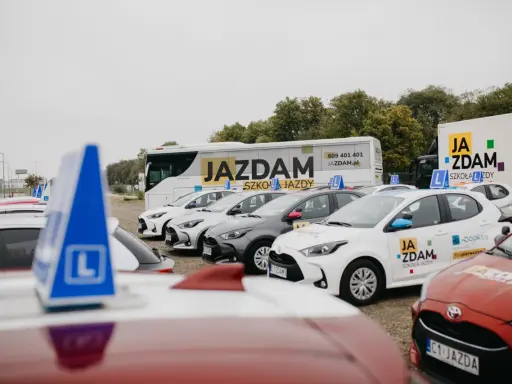 Samochody szkoleniowe z literą "L" i logiem "JA ZDAM" czekają na kursantów. Kiedy można zacząć robić prawo jazdy? Już od 17 lat!