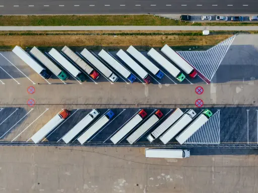 Parking pełen ciężarówek, idealne miejsce do nauki na prawo jazdy na tira.