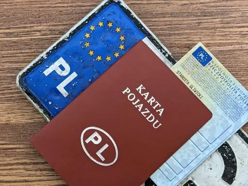 Karta pojazdu, dowód rejestracyjny i tablica z PL. Czy można zezłomować auto bez przerejestrowania?