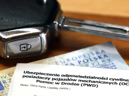 Kluczyk do auta i dokumenty OC. Planujesz kupno auta i zastanawiasz się nad ubezpieczeniem? To ważne!