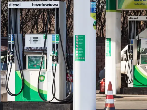 Stacja BP z dystrybutorami diesla i benzyny. Zimowe paliwo od kiedy dostępne? Na dystrybutorach widoczne logo BP i informacje o paliwach.