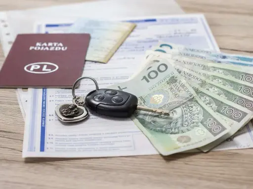 Karta pojazdu, kluczyki i pieniądze – komplet dokumentów i środków na zakup lub sprzedaż samochodu.