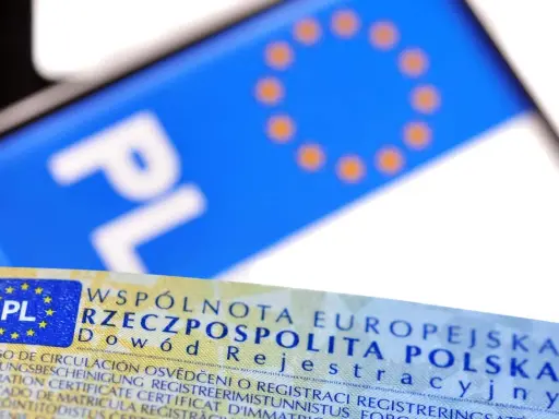 Dowód rejestracyjny z napisem "PL" i gwiazdkami UE. Czekasz na swój?