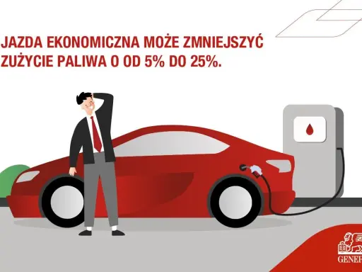 Mężczyzna przy czerwonym samochodzie na stacji paliw. Ekonomiczna jazda samochodem to oszczędność paliwa. Logo Generali.