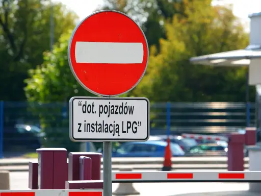 Znak zakaz wjazdu, informujący o ograniczeniu dla pojazdów z instalacją LPG.